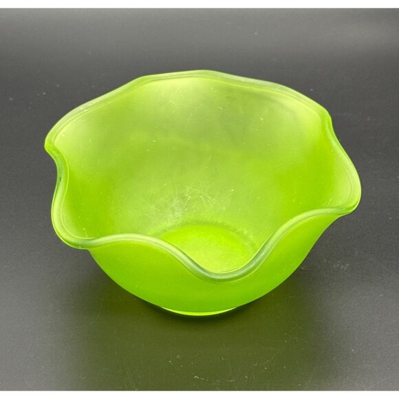 Vintage Apple Green Frosted Glass Bowl Scalloped Edge Decorative Serving Dish 5" - Picture 1 of 10